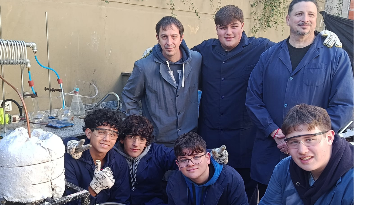 Alumnos de la Tecnica 5 convierten plastico en petroleo